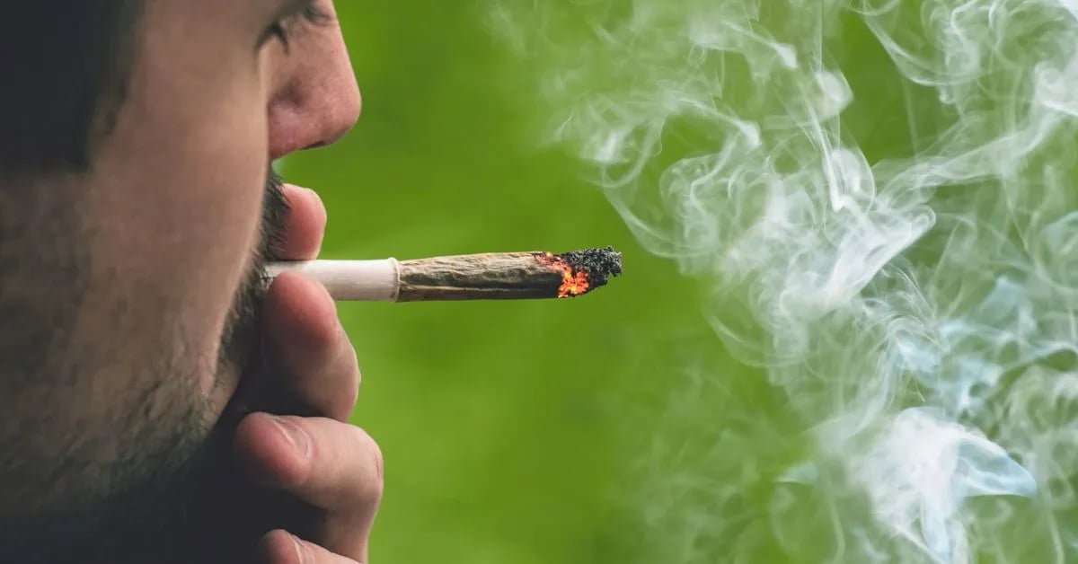 Man rookt een cannabis joint